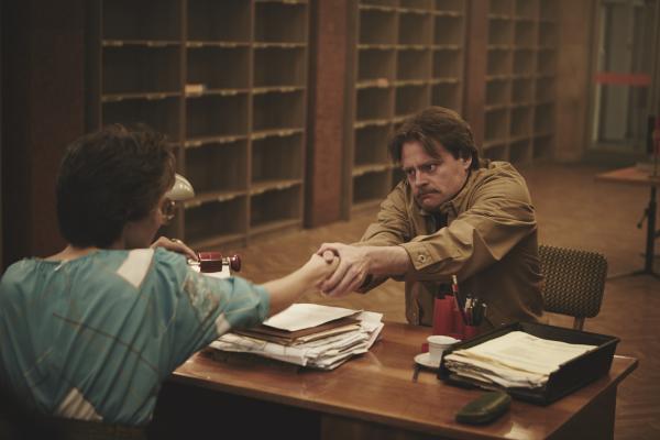 Bild 1 von 5: Ein Reisewilliger (Max Giermann) hatte es im DDR-Reisebüro nicht leicht.