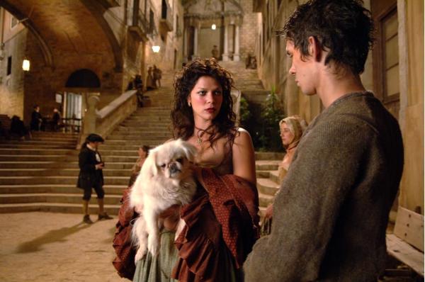 Bild 1 von 19: Die verführerische Hure Natalie (Jessica Schwarz, l.) betört die Sinneszellen und Fantasie des Lehrlings Grenouille (Ben Whishaw, r.). Seine unstillbare Gier nach Wohlgerüchen kann für das leichte Mädchen zu einer bedrohlichen Gefahr werden.