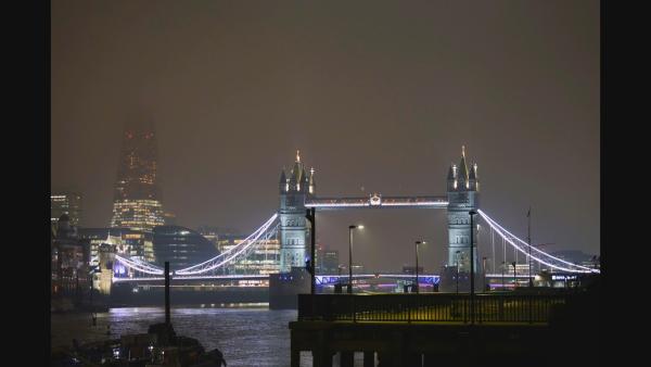 Bild 1 von 11: Nebel über der Themse: die Tower Bridge