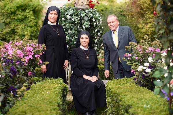 Bild 1 von 14: Im Bild: Wöller überfällt die Mutter Oberin um den Kaufvertrag rückgängig zu machen (v.li.: Janina Hartwig, Nina Hoger, Fritz Wepper).