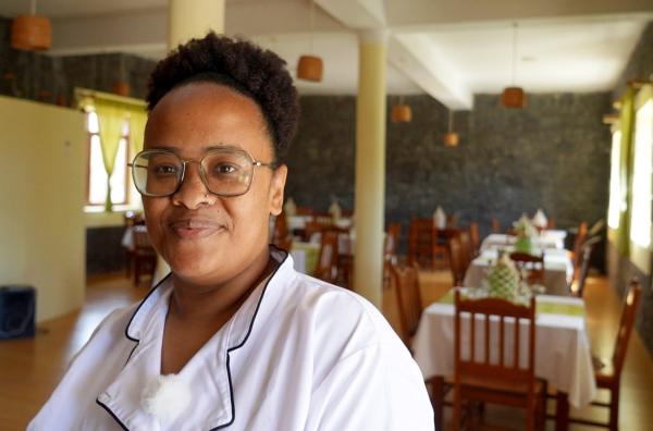 Bild 1 von 2: Küchenchefin Andrea Pires serviert diese unverzichtbare Fischsuppe in ihrem Restaurant.