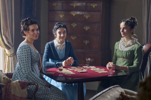 Bild 1 von 5: Jane (Patsy Ferran, Mi.) und Eliza (Madeleine Walker, re.) freuen sich über Cassys (Synnøve Karlsen, li.) Verlobung.