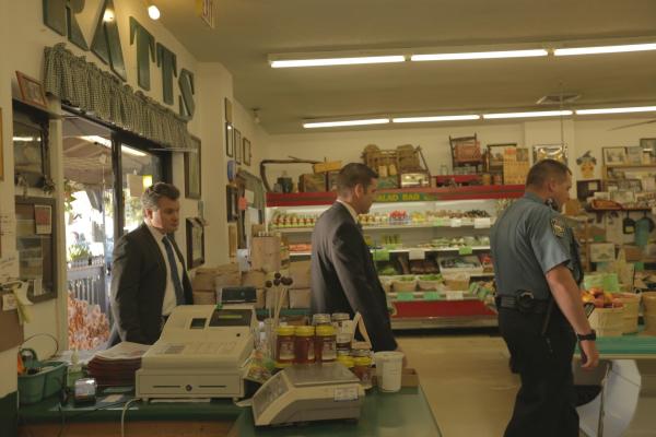 Bild 1 von 3: Als eine Reihe von gewalttätigen Raubüberfällen die Einwohner von Colorado Springs in Panik versetzt, untersuchen Lt Joe Kenda (Carl Marino, M.) und sein Team den letzten Tatort in einem Supermarkt, um dem maskierten und irren Schützen zu finden ...