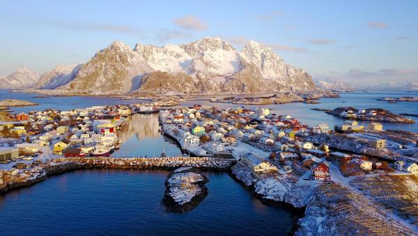 Bild 1 von 3: Im Bild: Norwegen erstreckt sich bis weit im Norden, weit jenseits des Polarkreises. Das Land birgt viele in Eis und Schnee gehüllte Schätze, die sich am besten auf einer Bootsfahrt entdecken lassen.