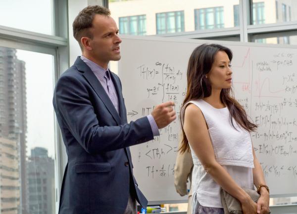 Bild 1 von 12: Sherlock (Jonny Lee Miller, l.) und Joan (Lucy Liu, r.) helfen einem Mathegenie aus dem Netzwerk Irregulars, der nach einem Mathematikwettbewerb über eine Leiche gestolpert ist ...
