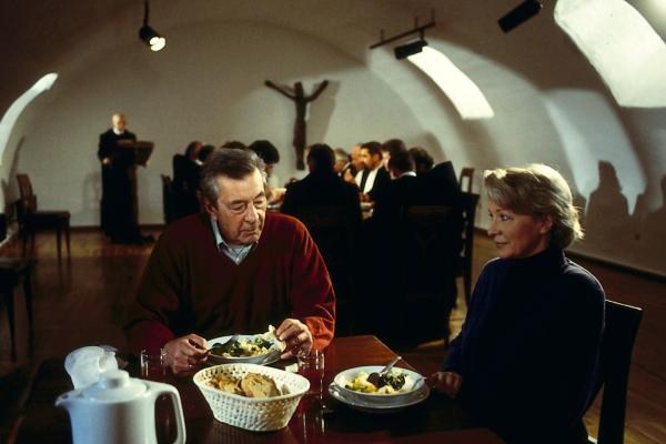 Bild 1 von 3: Bei seinem Klosteraufenthalt lernt Berthold Sanwaldt (Günter Mack) eine sympathische Frau (Karin Anselm) kennen.