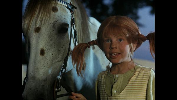 Bild 1 von 3: Bei der Rückkehr zur Villa Kinderbunt staunen Pippi (Inger Nilsson) und der kleine Onkel, ihr Pferd, nicht schlecht: Auf der Veranda steht Efraim Langstrumpf, Pippis Vater.