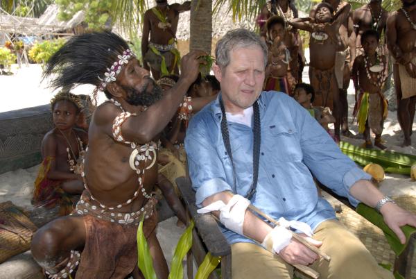 Bild 1 von 12: Ein Medizinmann kümmert sich nach Knuts Schiffsbruch um dessen Verletzungen (Harald Krassnitzer).