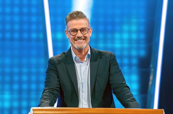 Bild 1 von 2: Michael Antwerpes moderiert die Rateshow mit Spaß und Schwindel um die spannendsten Berufe und skurrilsten Hobbys.