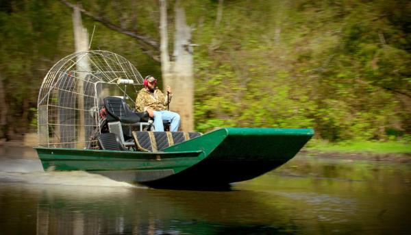 Bild 1 von 1: Trapper Jude Miquet auf dem Weg zu den Alligatoren.