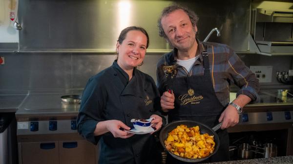 Bild 1 von 13: Der Schmidt Max (rechts) macht seinen eigenen Kaiserschmarrn. Hilfe bekommt er von Küchenchefin Manuela Brückmann in der Küche der ehemaligen k. und k. Zuckerbäckerei Gerstner in Wien.