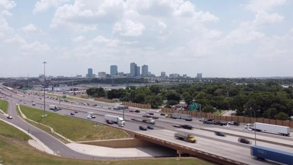 Bild 1 von 2: Die Interstate 35 verläuft vom Norden nach Süden Texas, durch die Städte Dallas und San Antonio. Viele Menschen sind dazu gezwungen die Autobahn zu nutzen, um zur Arbeit zu fahren. Andere begeben sich freiwillig in Gefahr und nutzen die Straße für gefährliche Hobbies wie Autorennen.