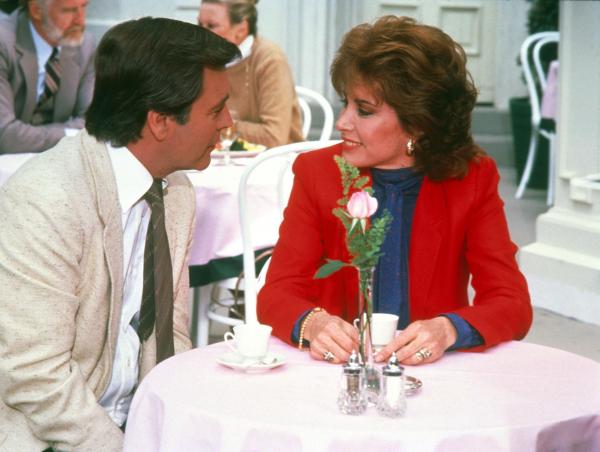 Bild 1 von 13: Jonathan Hart (Robert Wagner, l.); Jennifer Hart (Stefanie Powers, r.)