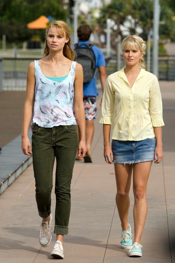 Bild 1 von 4: Lyla (Lucy Fry, l.) und Sirena (Amy Ruffle, r.) auf dem Weg ins Ocean Café.