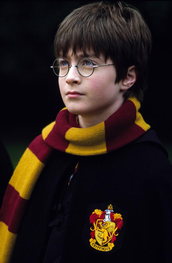 Bild 1 von 32: Das trübe Schicksal des elfjährigen Waisen Harry Potter (Daniel Radcliffe) wendet sich, als er die Einladung erhält, die berühmte Zaubererschule Hogwarts zu besuchen ...