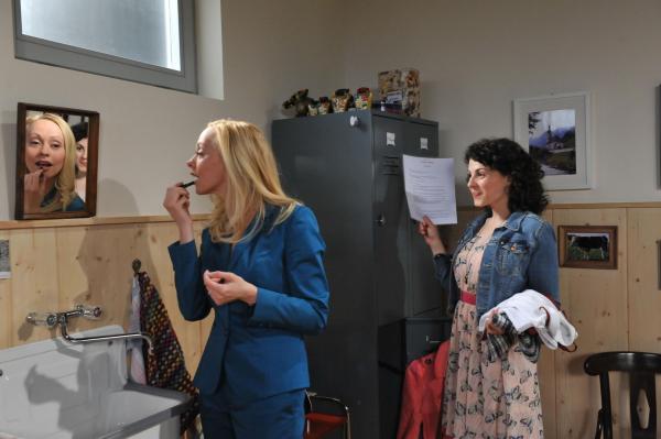 Bild 1 von 11: Coco (Mirjam Heimann, l.); Pauline (Liza Tzschirner, r.)