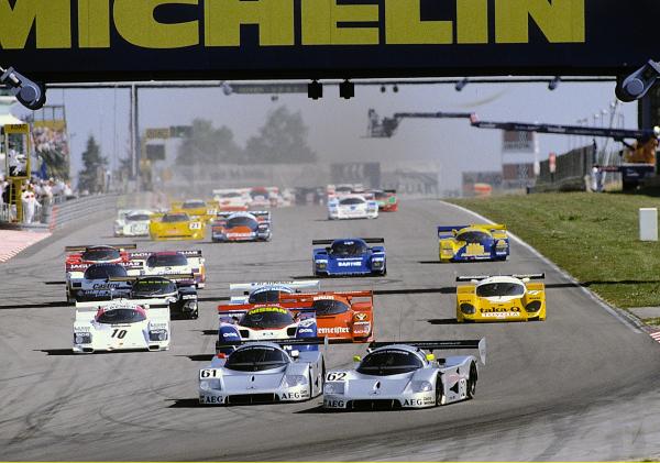 Bild 1 von 5: Geliebt und gefürchtet: Der idyllisch gelegene Nürburgring führt 28 Kilometer durch die \