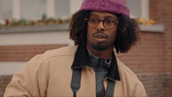 Bild 1 von 4: Fotograf Anthony (Malik Mohammed) ist Minas drittes Date - ausgewählt und eingeladen von ihrem Vater, der den jungen Künstler als Lehrer in einem Volkshochschul-Kurs hat.