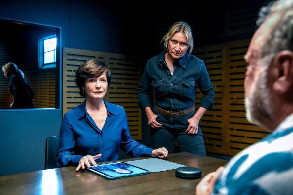 Bild 1 von 26: Im Bild (v.li.): Katharina Stemberger (Joe Haizinger), Angelika Niedetzky (Biggi Obergschwendter), Reinhard Nowak (Leo Ohswald).