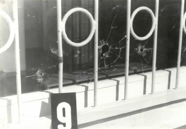 Bild 1 von 8: Die Scheibe der Wachstube im Gefängnis von Frankfurt/Oder wurde von mehreren Kugeln durchlöchert. Die Ausbrecher zerstören 1981 die Scheibe der Wachstube im Gefängnis von Frankfurt/Oder durch mehrere Schüsse.
