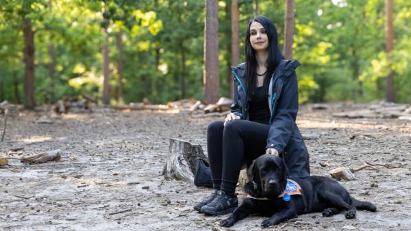 Bild 1 von 3: Blindenführhund Aris begleitet Johanna mit sicherer Pfote durch ihren Alltag.