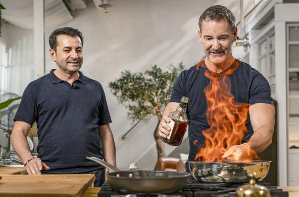 Bild 1 von 1: Ali GüngörmüÅ? (links) und sein Kollege Christian Henze verwerten Reste, Resultat ist ein herzhaft-süßer Crêpe, der mit Amaretto flambiert wird.