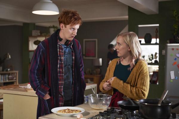 Bild 1 von 7: Nicky (Will Merrick, l.); Meg (Alexa Davies, r.)