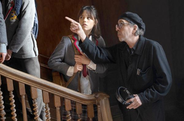 Bild 1 von 5: Jenna Ortega und Tim Burton im Jahr 2024 bei den Dreharbeiten zum Kassenerfolg \