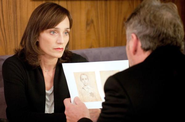 Bild 1 von 4: Julie (Kristin Scott Thomas) befragt alle, von denen sie annimmt, dass sie etwas über den Verbleib von Sarah und ihrer Familie wissen könnten.