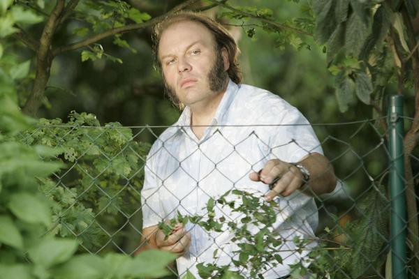 Bild 1 von 19: Nachbar Dehler (Waldemar Kobus) lag mit Eddy Klemm wegen der ständigen Rasenmäherei häufig im Clinch - aber ist das schon ein Mordmotiv?