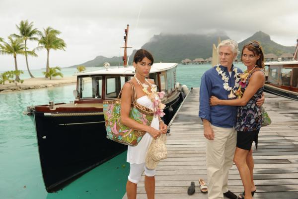 Bild 1 von 9: Julia (Anja Kling, r.) und der Pianist Kai (Philipp Brenninkmeyer, M.) nutzen die Reise, um ihre Beziehung offiziell zu machen. Melanie (Gerit Kling, l.) ist davon nicht sehr begeistert.