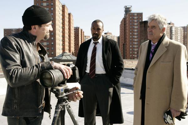 Bild 1 von 7: (l-r) Dennis Farina as Fontana, Jesse L. Martin as Green, Richie Coster as Kevin Almonte -- NBC