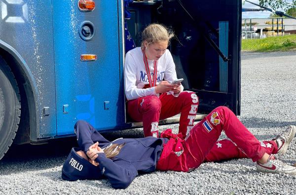 Bild 1 von 3: Müde Mädchen nach dem Partymarathon: Einen Monat Durchfeiern hinterlässt Spuren. Die Anzüge sind dreckig und die Feierwut ist abgeflaut.