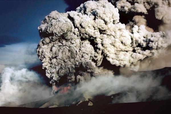 Bild 1 von 4: Vulkanausbrüche können gefährliche Gase in die Atmosphäre schleudern.