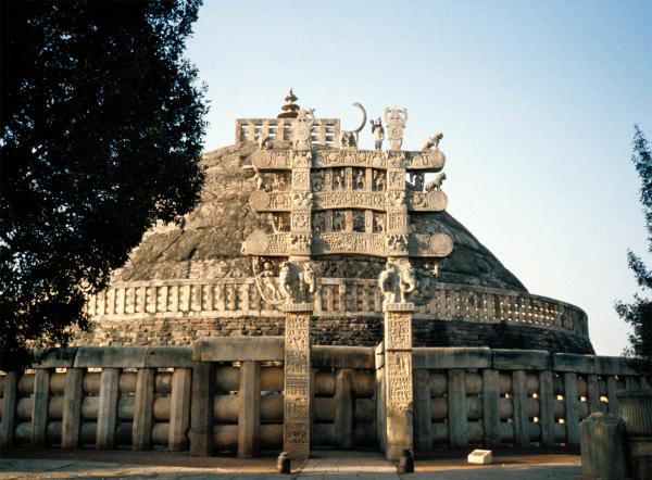 Bild 1 von 1: Großer Stupa/Total mit Nordtor.