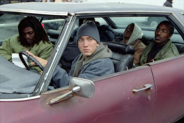 Bild 1 von 18: Für den jungen Jimmy (Eminem, v.l.) ist die Kunstform des Rap das Wichtigste überhaupt. Seine wirkliche Familie sind Freunde wie der coole Future (Mekhi Phifer, l.), DJ Iz (De'Angelo Wilson, h.r.) und die anderen Jungs aus seinem Viertel. Sie alle hoffen auf den Durchbruch als Musiker, während sie sich mit öden Jobs und ihren alltäglichen Problemen herumschlagen.