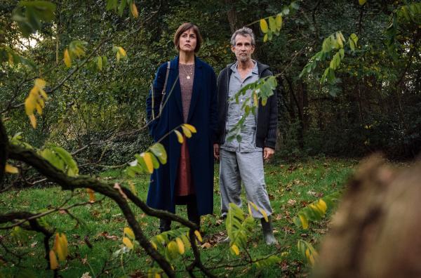 Bild 1 von 7: Ärztin und Mutter Marta (Susanne Wolff) lebt zurückgezogen mit ihrem wesentlich älteren Mann Roland (Ulrich Matthes) mitten in der Natur. Doch das beseelte Landleben droht plötzlich aus den Fugen zu geraten Ö