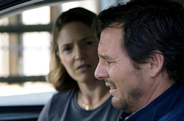 Bild 1 von 6: Frank (Felix Klare) ist verzweifelt. Niemand will seine traumatischen Kindheitserlebnisse bezeugen oder eine Aussage bei der Polizei unterstützen. Einzig seine Frau Sabina (Patricia Aulitzky) hält zu ihm.
