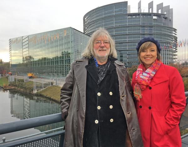 Bild 1 von 2: Annette Krause mit dem Straßburger Star-Kabarettist Roger Siffer.