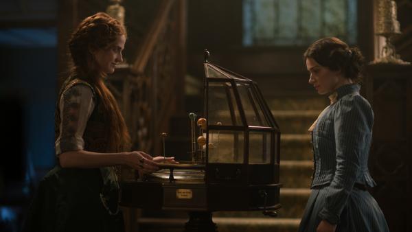 Bild 1 von 4: Lydia Wells (Eva Green, l.); Anna Wetherell (Eve Hewson, r.)
