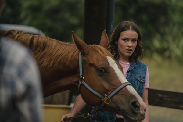 Bild 1 von 3: Issie (Macey Chipping) beobachtet einen Streit zwischen Dan und Maia.© ZDF/Matt Klitscher - Honorarfreie Verwendung gemäß AGB im redaktionellen Zusammenhang mit genannter Sendung bei Nennung \