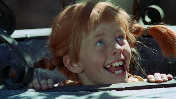 Bild 1 von 3: Pippi (Inger Nilsson) klettert die Mauer hoch um in das Verlies wo ihr Vater versteckt ist zu gelangen.