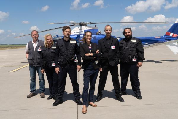 Bild 1 von 9: (v.l.n.r.) Udo Rothe (Uwe Preuss); Ingrid (Petra Kleinert); Jan Rothe (Klaas Heufer-Umlauf); Sabine Grünberg (Doris Golpashin); Harald (Jan Georg Schütte); Ertu Karahanci (Kailas Mahadevan)