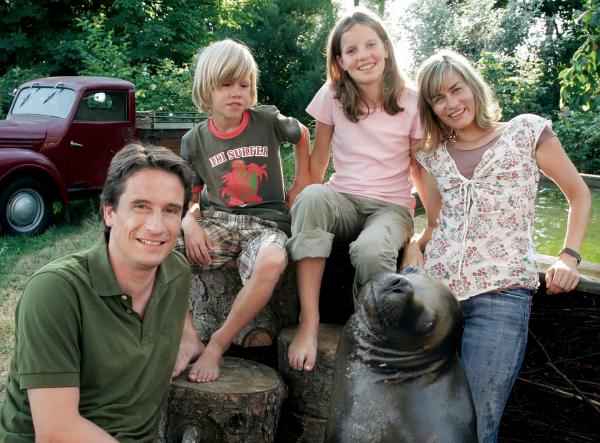 Bild 1 von 4: Fischerin Anne (Gesine Cukrowski, re.) freut sich, dass ihr Freund Thomas (Oliver Mommsen, li.) mit seinen Kindern Nele (Anja Stührk) und Moritz (Franz Anton Kross) endlich zu ihr und ihrer Robbe William zieht.