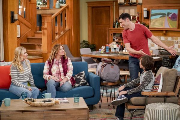 Bild 1 von 14: (v.l.n.r.) Gemma Johnson (Beth Behrs); Brittany (Deborah Baker jr.); Dave Johnson (Max Greenfield); Grover Johnson (Hank Greenspan)