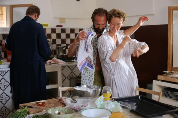 Bild 1 von 15: Paul (Matthias Schoenaerts, l.) steht meistens abseits, wenn Harry (Ralph Fiennes, M.) fröhlich mit Marianne (Tilda Swinton, r.) flirtet.