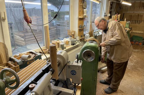 Bild 1 von 1: Drechsler Ernst Nolte beim Drechseln von weihnachtlichen Holzunikaten in seiner Werkstatt.