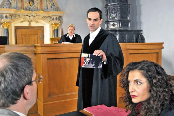 Bild 1 von 15: Staatsanwalt Mayerle (Harry Blank, 2.v.r.) beweist Walter Reinhart (Thomas Limpinsel, l.) anhand eines Fotos, dass dieser mit seinem Pudel am Fundort der Leiche war.