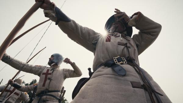 Bild 1 von 4: Die englischen Bogenschützen lassen mit ihren modernen Langbögen tausende Pfeile auf die Franzosen niederregnen. Ihre tödliche Effektivität entscheidet die Schlacht.