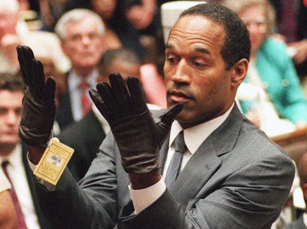 Bild 1 von 2: Ist er ein Doppelmörder? Der US-Footballstar O. J. Simpson soll seine Ex-Frau und ihren Bekannten getötet haben. Handschuhe spielen im Prozess gegen den berühmten Sportler eine entscheidende Rolle.
